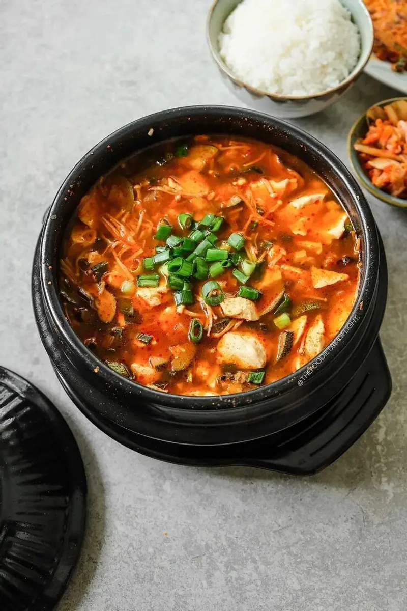 Sundubu Jjigae: M&oacute;n canh đậu phụ non nổi tiếng xứ kim chi 7