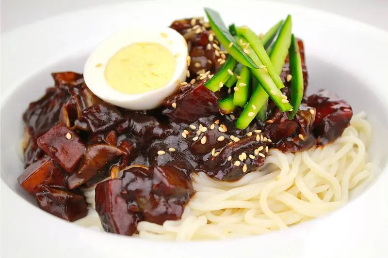 Thưởng thức Jajangmyeon &ndash; M&oacute;n m&igrave; đen trứ danh xứ H&agrave;n 2
