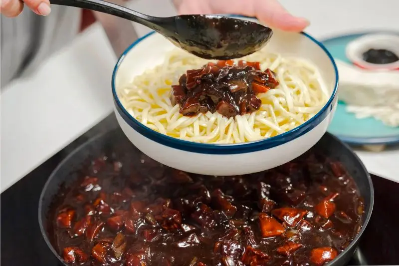 Thưởng thức Jajangmyeon &ndash; M&oacute;n m&igrave; đen trứ danh xứ H&agrave;n 5