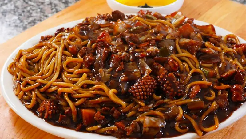 Thưởng thức Jajangmyeon &ndash; M&oacute;n m&igrave; đen trứ danh xứ H&agrave;n 9