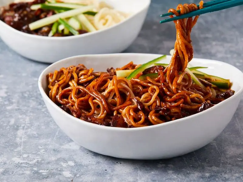 Thưởng thức Jajangmyeon &ndash; M&oacute;n m&igrave; đen trứ danh xứ H&agrave;n 6