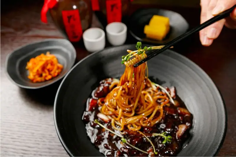 Thưởng thức Jajangmyeon &ndash; M&oacute;n m&igrave; đen trứ danh xứ H&agrave;n 3
