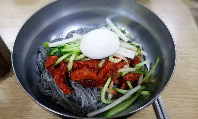Thưởng thức t&ocirc; m&igrave; lạnh mang đậm dấu ấn ẩm thực Đại H&agrave;n 13