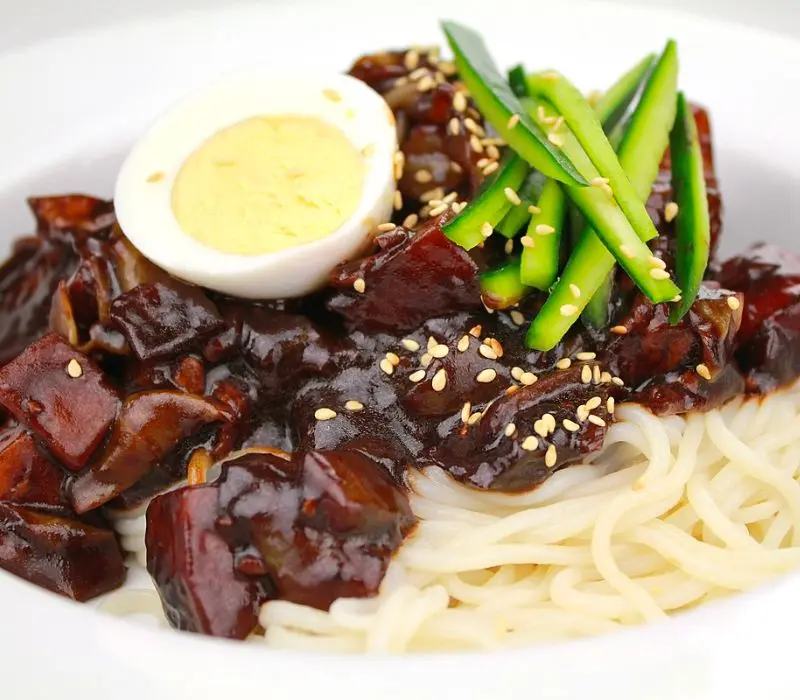 Thưởng thức Jajangmyeon – Món mì đen trứ danh xứ Hàn