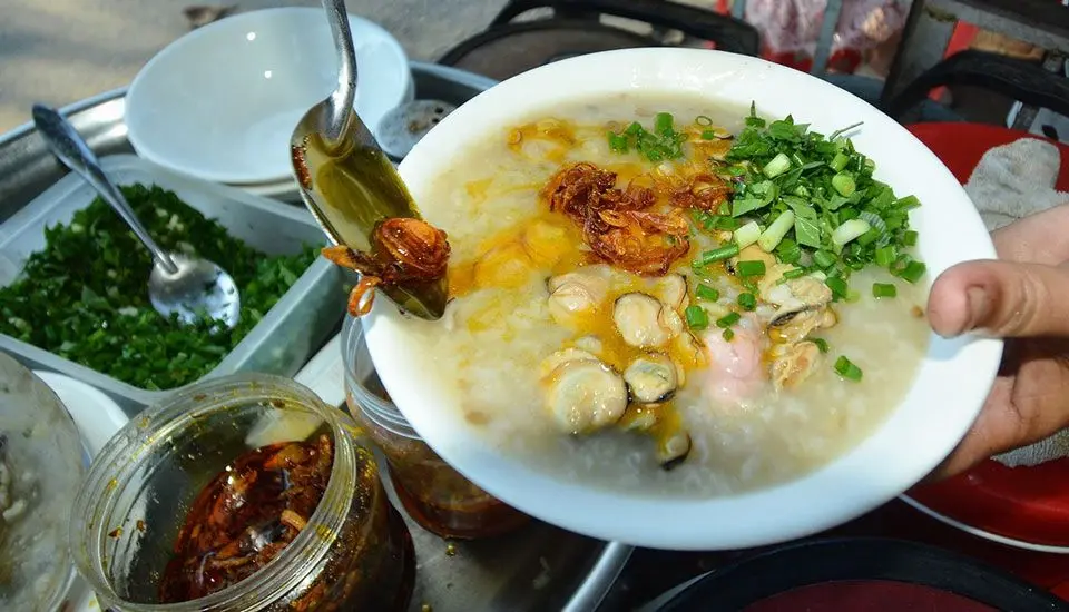 Cháo nghêu cô Gió Hội An - Món ăn vặt xế chiều làm ấm lòng thực khách