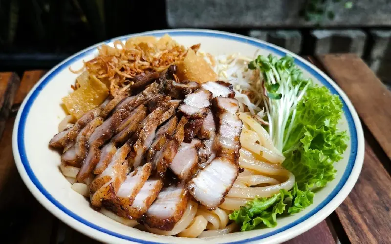 Cao lầu l&agrave; g&igrave;? T&igrave;m hiểu m&oacute;n đặc sản phố Hội đậm đ&agrave; đến lạ 4