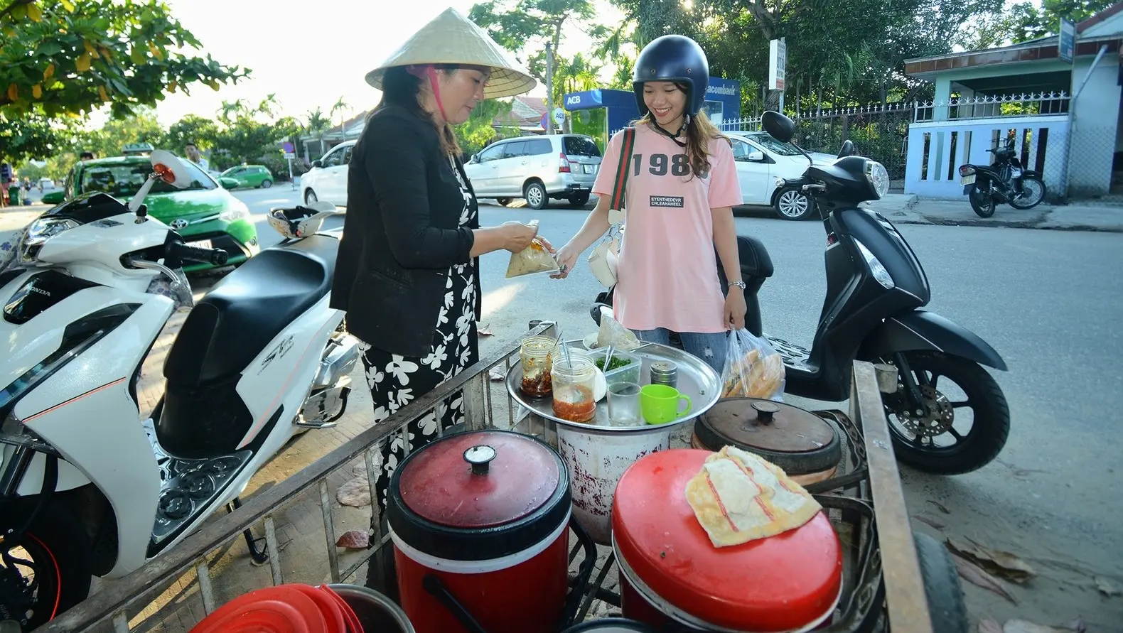 Ch&aacute;o ngh&ecirc;u c&ocirc; Gi&oacute; Hội An - M&oacute;n ăn vặt xế chiều l&agrave;m ấm l&ograve;ng thực kh&aacute;ch 9