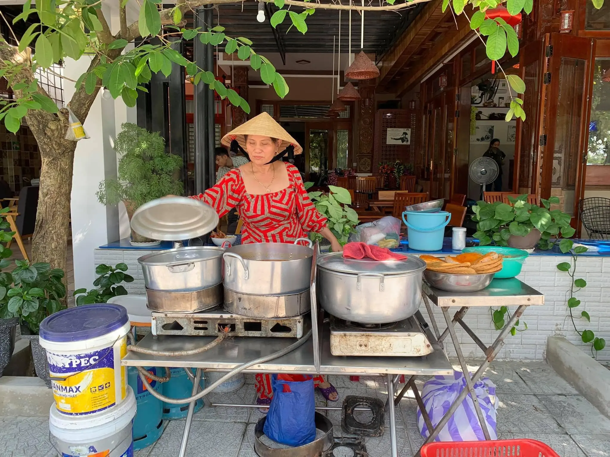Du lịch Hội An nhất định phải thử qua b&aacute;nh canh b&agrave; Qu&yacute;t 4