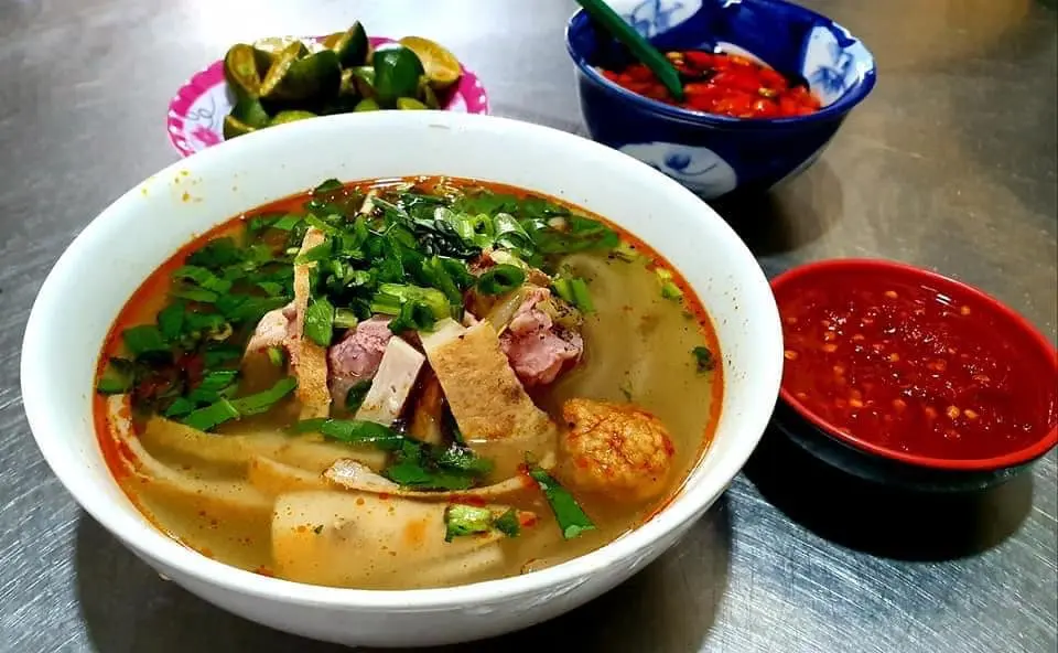 Du lịch Hội An nhất định phải thử qua b&aacute;nh canh b&agrave; Qu&yacute;t 7