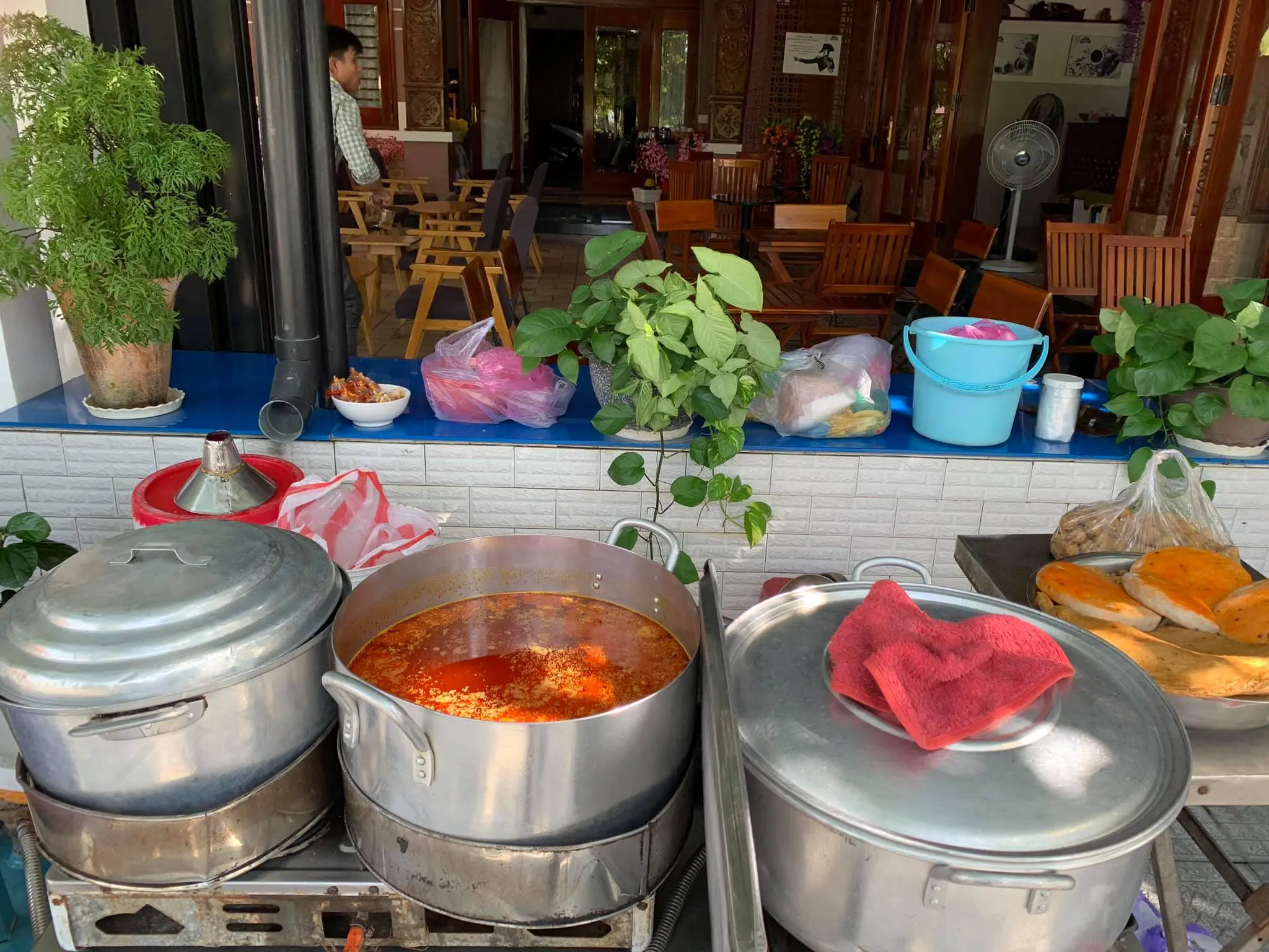 Du lịch Hội An nhất định phải thử qua b&aacute;nh canh b&agrave; Qu&yacute;t 6