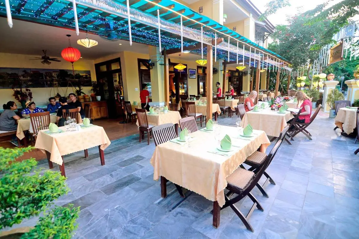 Green Heaven Restaurant Hoi An - Nh&agrave; h&agrave;ng sở hữu tầm nh&igrave;n tuyệt đẹp nh&igrave;n ra quảng trường s&ocirc;ng Ho&agrave;i 21