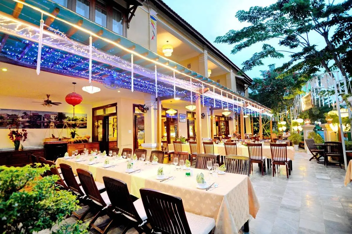 Green Heaven Restaurant Hoi An - Nh&agrave; h&agrave;ng sở hữu tầm nh&igrave;n tuyệt đẹp nh&igrave;n ra quảng trường s&ocirc;ng Ho&agrave;i 2