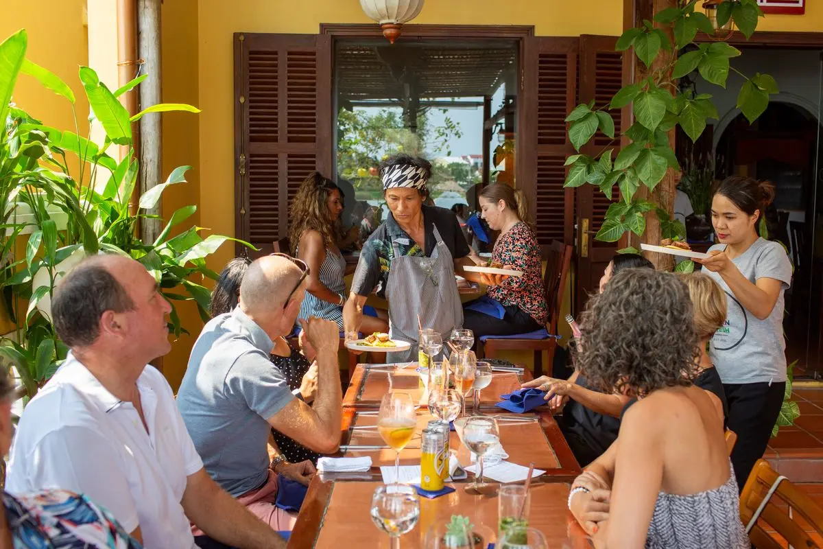 Mango Mango Hoi An restaurant - Nh&agrave; h&agrave;ng sở hữu nội thất đầy m&agrave;u sắc 4
