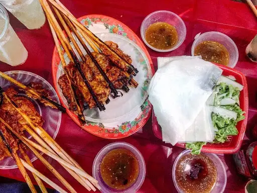 Ngon kh&oacute; cưỡng m&oacute;n b&aacute;nh ướt cuốn thịt nướng Hội An 9