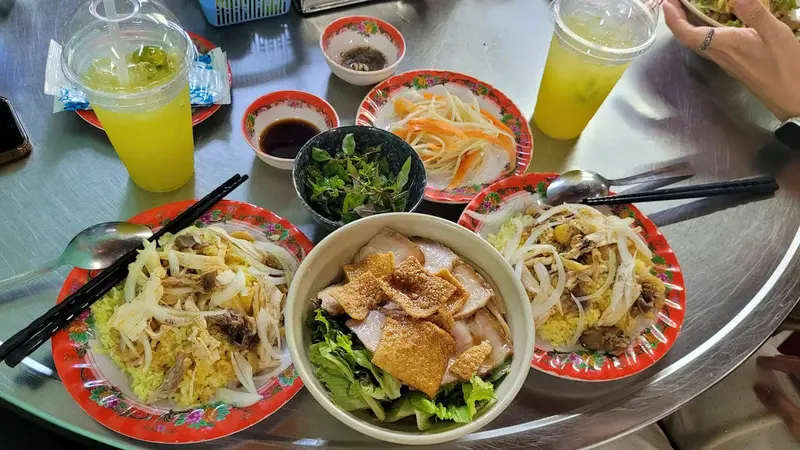 Qu&aacute;n cơm g&agrave; B&agrave; Buội: Hương vị giữ ch&acirc;n người trở lại Hội An 4
