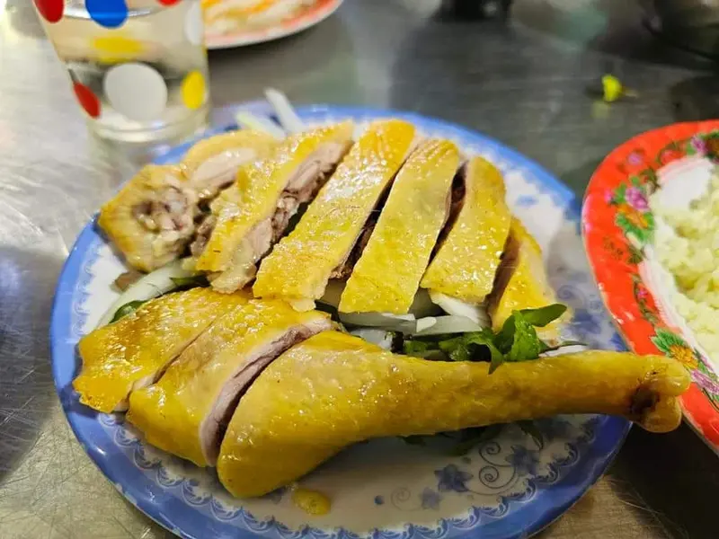 Qu&aacute;n cơm g&agrave; B&agrave; Buội: Hương vị giữ ch&acirc;n người trở lại Hội An 8