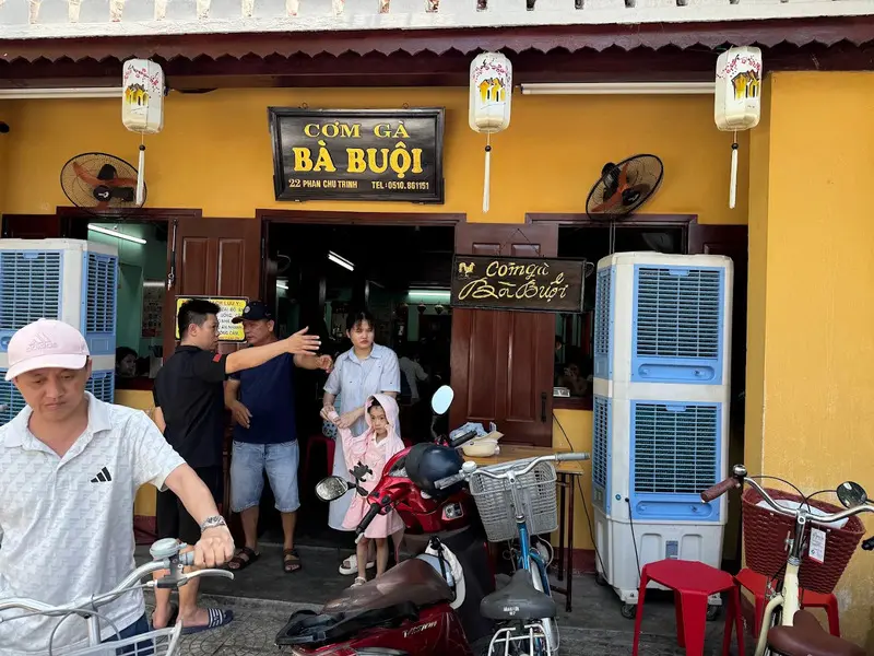 Qu&aacute;n cơm g&agrave; B&agrave; Buội: Hương vị giữ ch&acirc;n người trở lại Hội An 7
