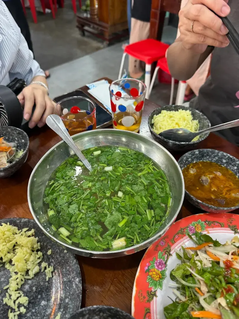 Qu&aacute;n cơm g&agrave; B&agrave; Buội: Hương vị giữ ch&acirc;n người trở lại Hội An 5