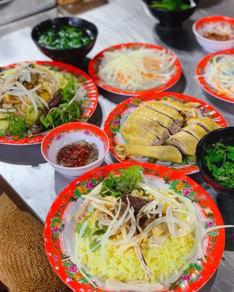 Truy t&igrave;m 10 qu&aacute;n cơm g&agrave; Hội An nức tiếng xa gần, đậm đ&agrave; hương vị Hội phố 10