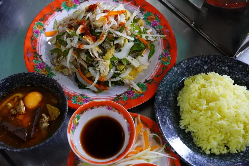 Truy t&igrave;m 10 qu&aacute;n cơm g&agrave; Hội An nức tiếng xa gần, đậm đ&agrave; hương vị Hội phố 9