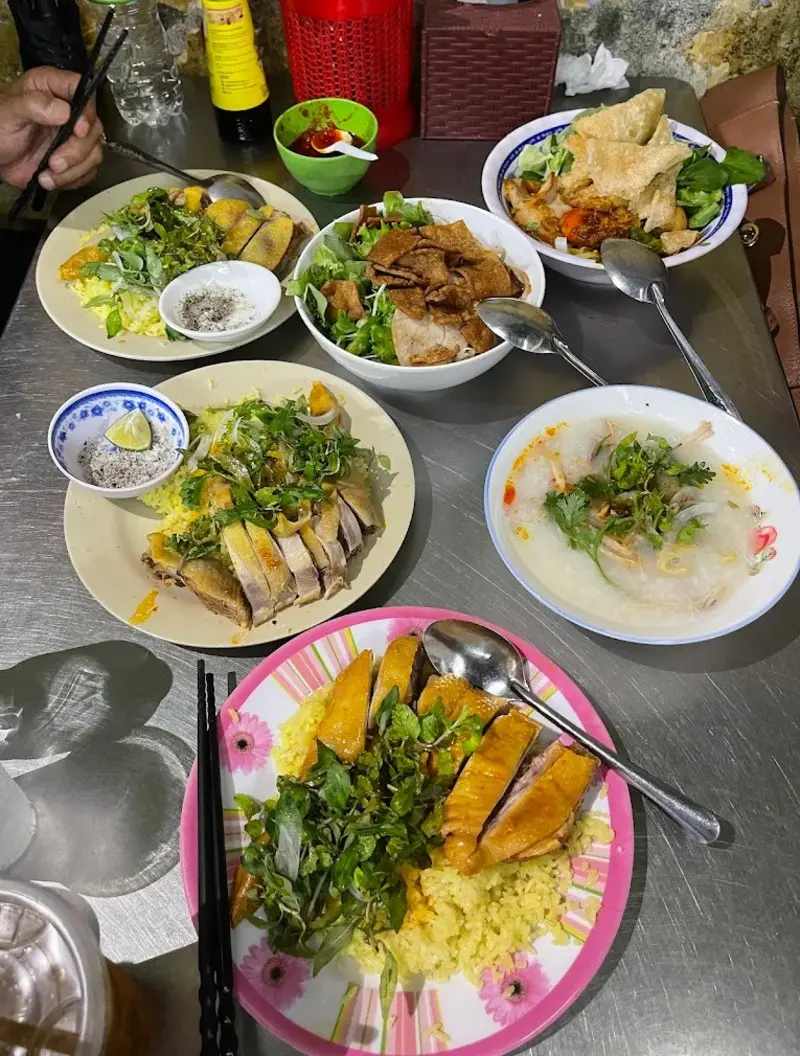 Truy t&igrave;m 10 qu&aacute;n cơm g&agrave; Hội An nức tiếng xa gần, đậm đ&agrave; hương vị Hội phố 8
