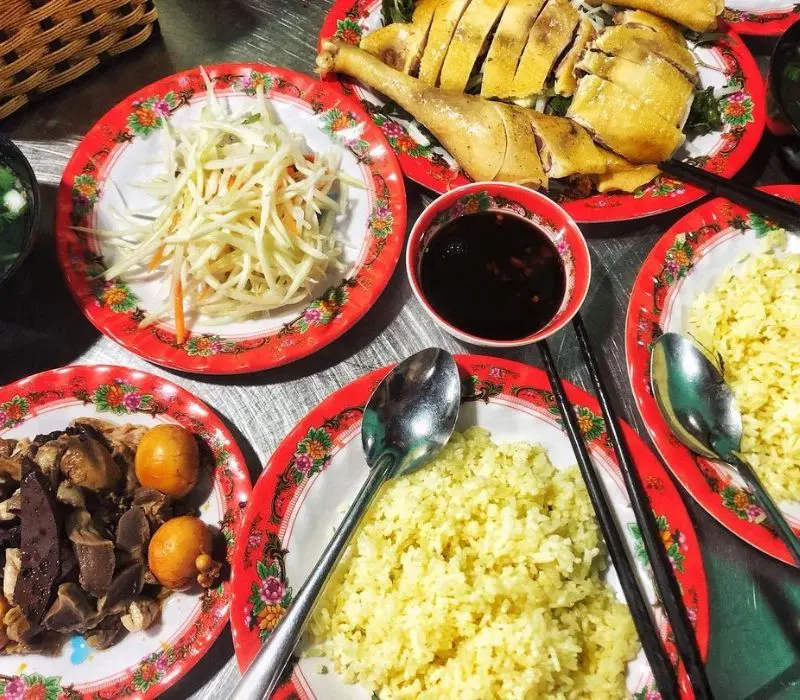 Quán cơm gà Bà Buội: Hương vị giữ chân người trở lại Hội An