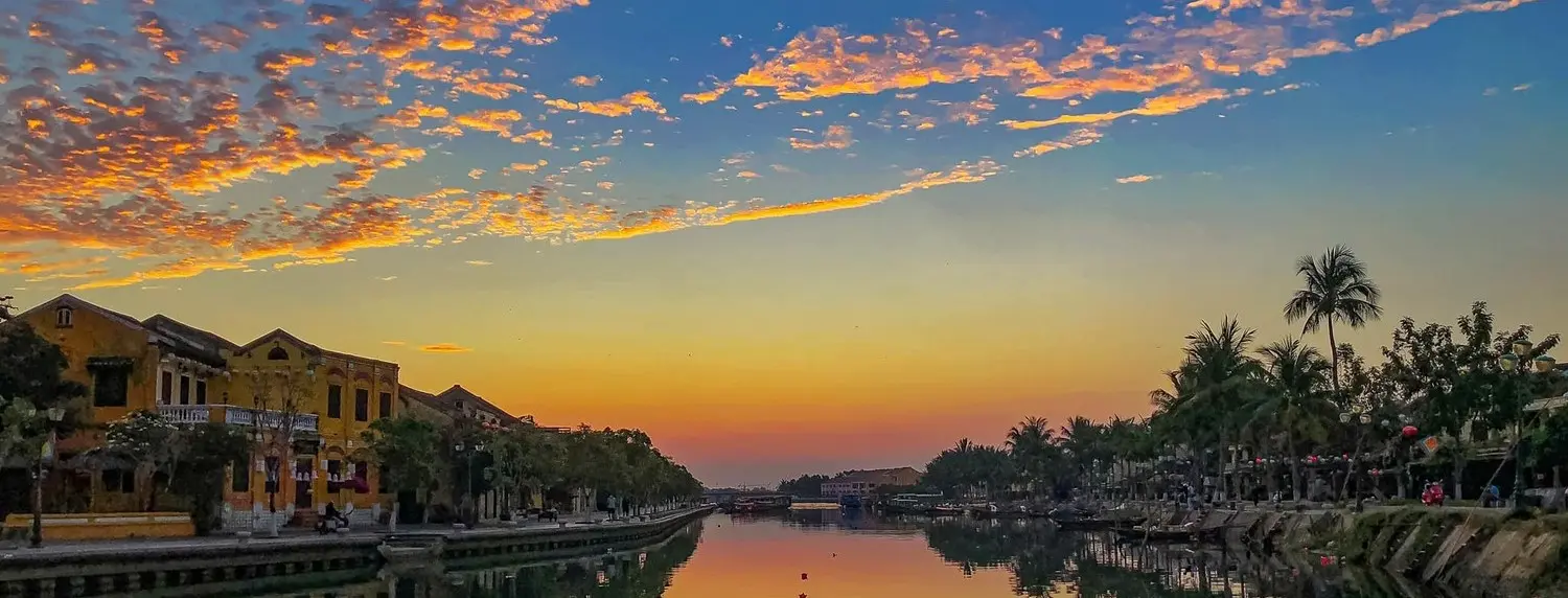 Bình minh ở Hội An, khoảng không gian rực màu phố cổ