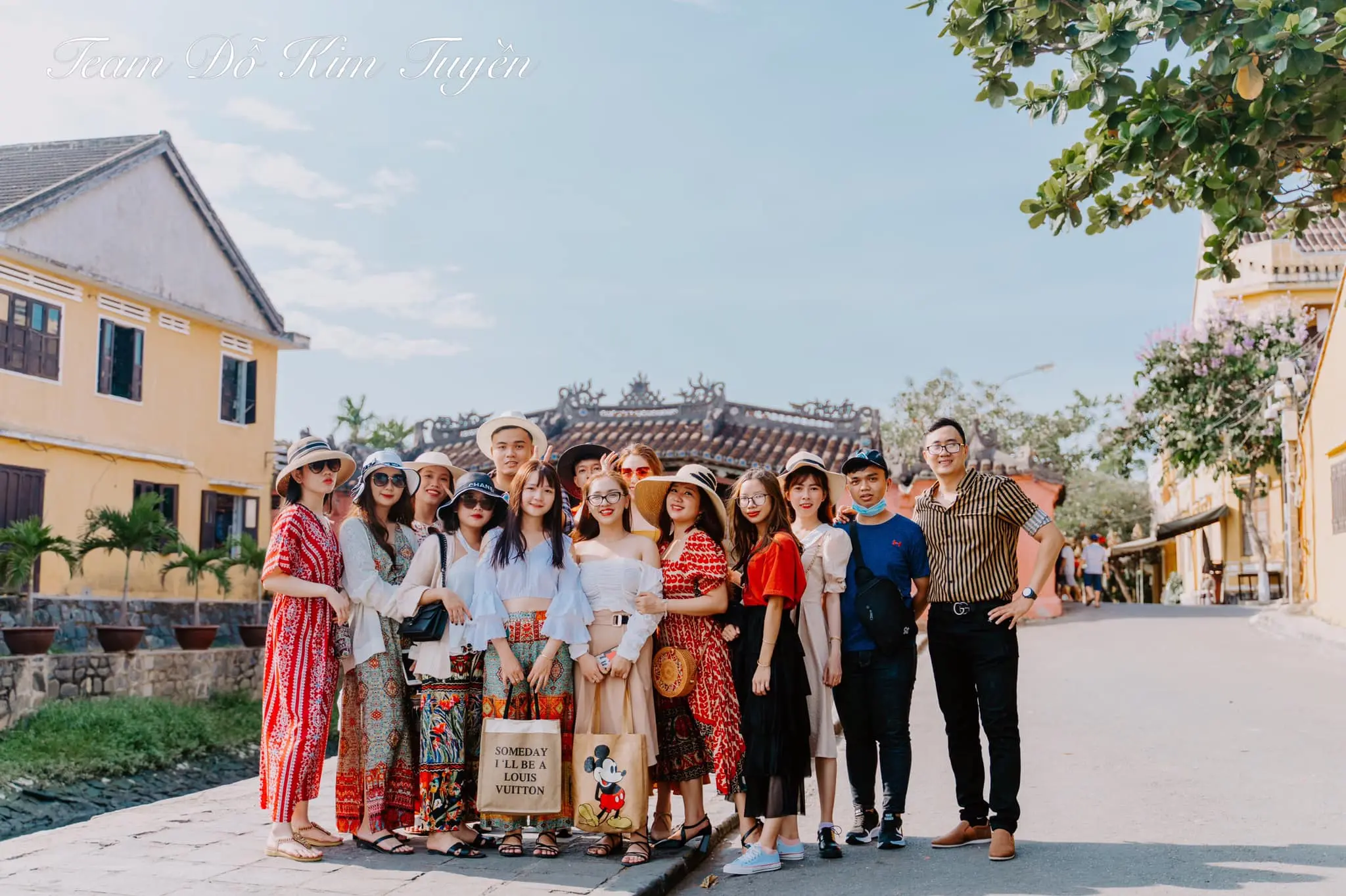 C&ugrave;ng bạn Đỗ Kim Tuyền v&agrave; hội bạn check in phố cổ Hội An rực rỡ sắc m&agrave;u 12