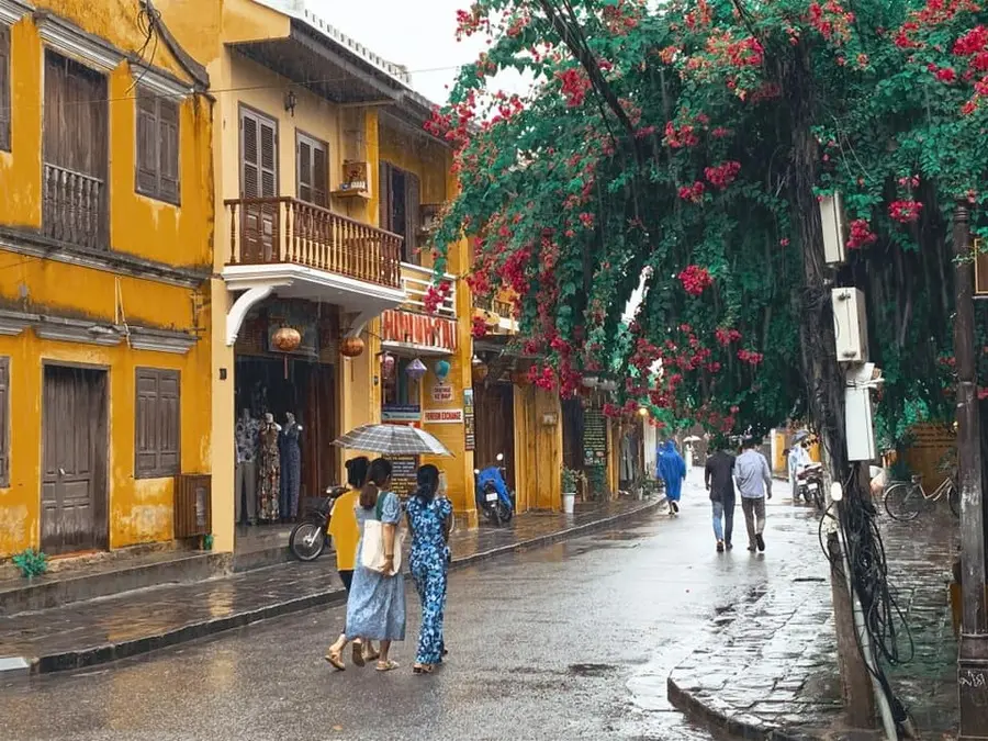 Kh&aacute;m ph&aacute; Hội An trong mưa, vẻ đẹp đa t&igrave;nh trong l&ograve;ng phố cổ 4