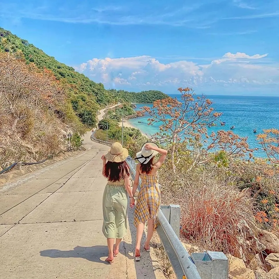 Nàng thơ Cù Lao Chàm xinh đẹp giữa sắc hoa ngô đồng qua loạt hình check-in của Trần Hà Luận Thanh 8
