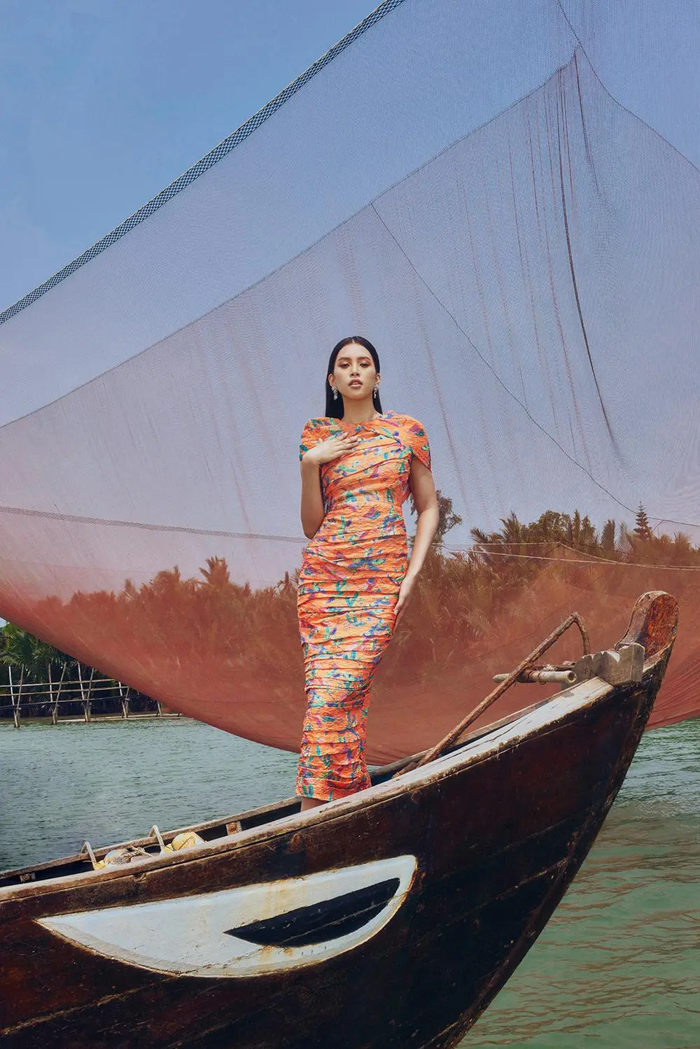 Phố cổ Hội An đậm chất nghệ thuật qua shoot h&igrave;nh của Hoa hậu Tiểu Vy 4