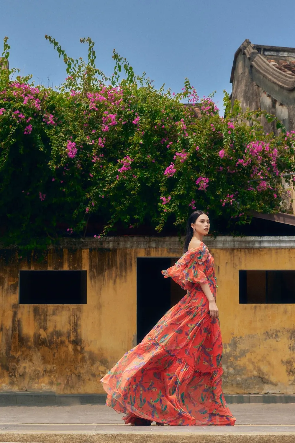 Phố cổ Hội An đậm chất nghệ thuật qua shoot h&igrave;nh của Hoa hậu Tiểu Vy 3