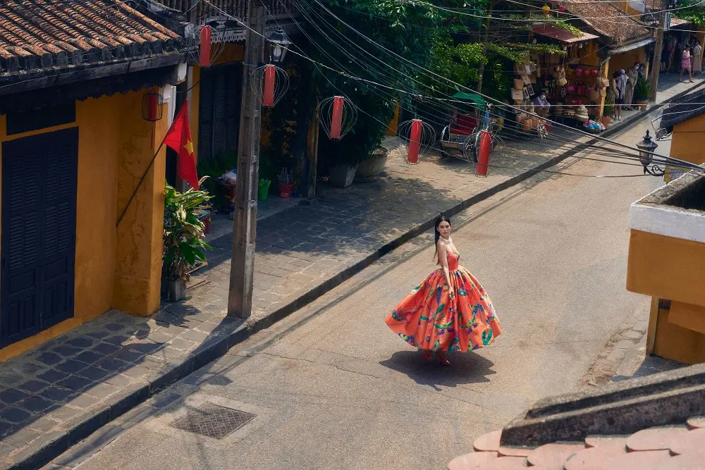 Phố cổ Hội An đậm chất nghệ thuật qua shoot h&igrave;nh của Hoa hậu Tiểu Vy 2
