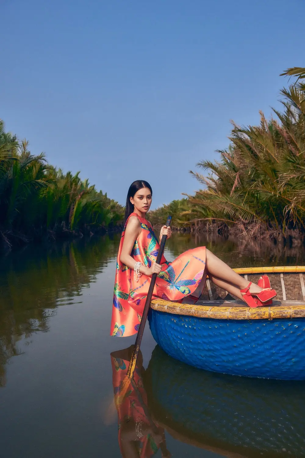 Phố cổ Hội An đậm chất nghệ thuật qua shoot h&igrave;nh của Hoa hậu Tiểu Vy 6