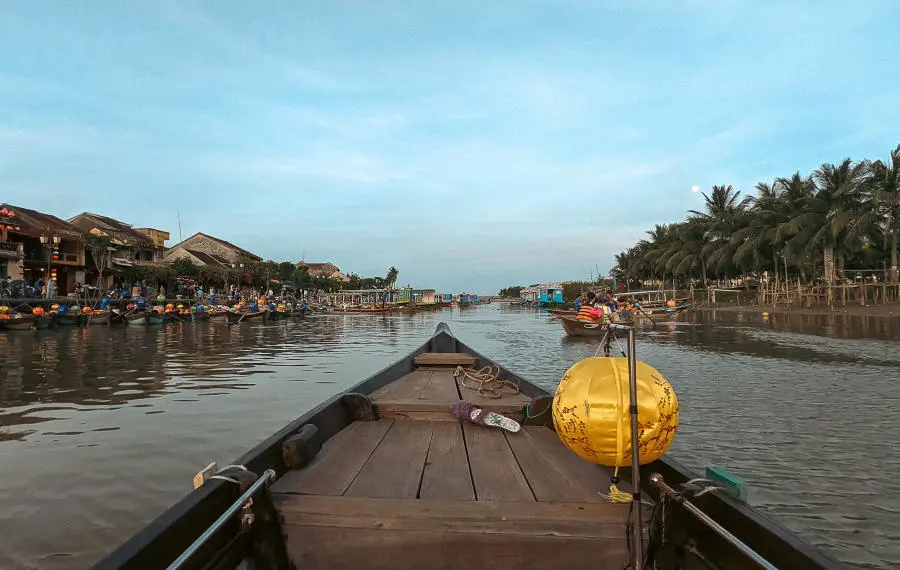 Review Hội An cổ k&iacute;nh với lối kiến tr&uacute;c đ&atilde; đi c&ugrave;ng năm th&aacute;ng 14