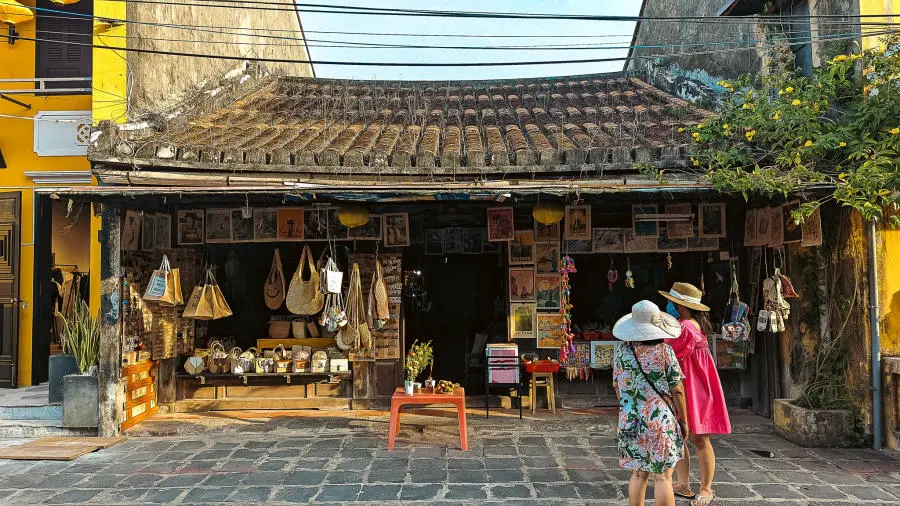 Review Hội An cổ k&iacute;nh với lối kiến tr&uacute;c đ&atilde; đi c&ugrave;ng năm th&aacute;ng 10