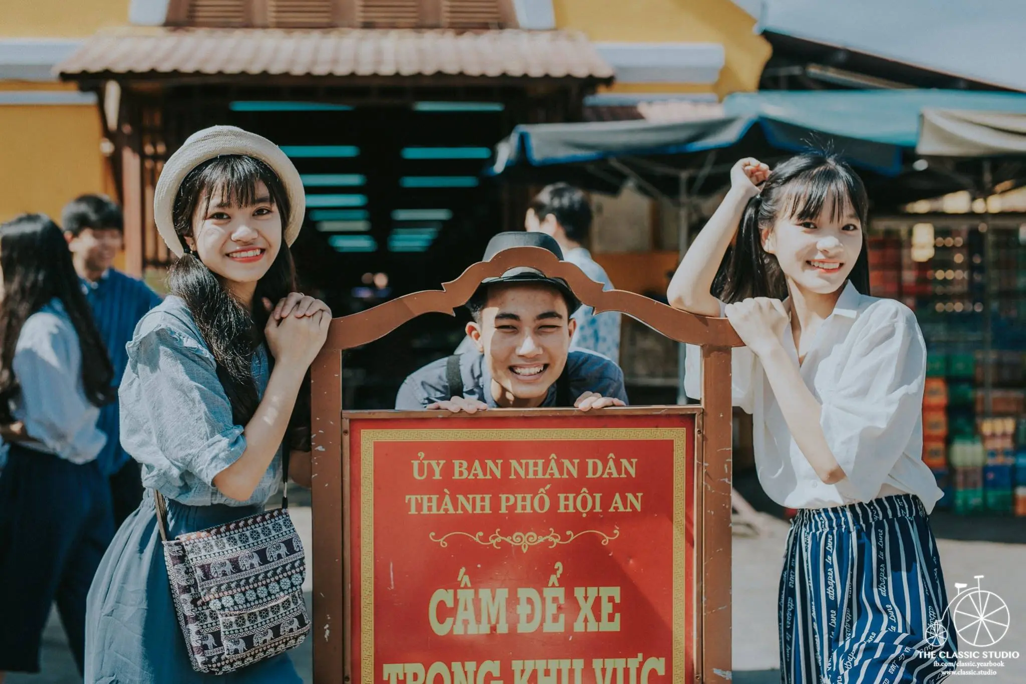 Si&ecirc;u ấn tượng bộ ảnh kỷ yếu của học sinh trường THPT Trần Qu&yacute; C&aacute;p về Hội An thời bao cấp 5