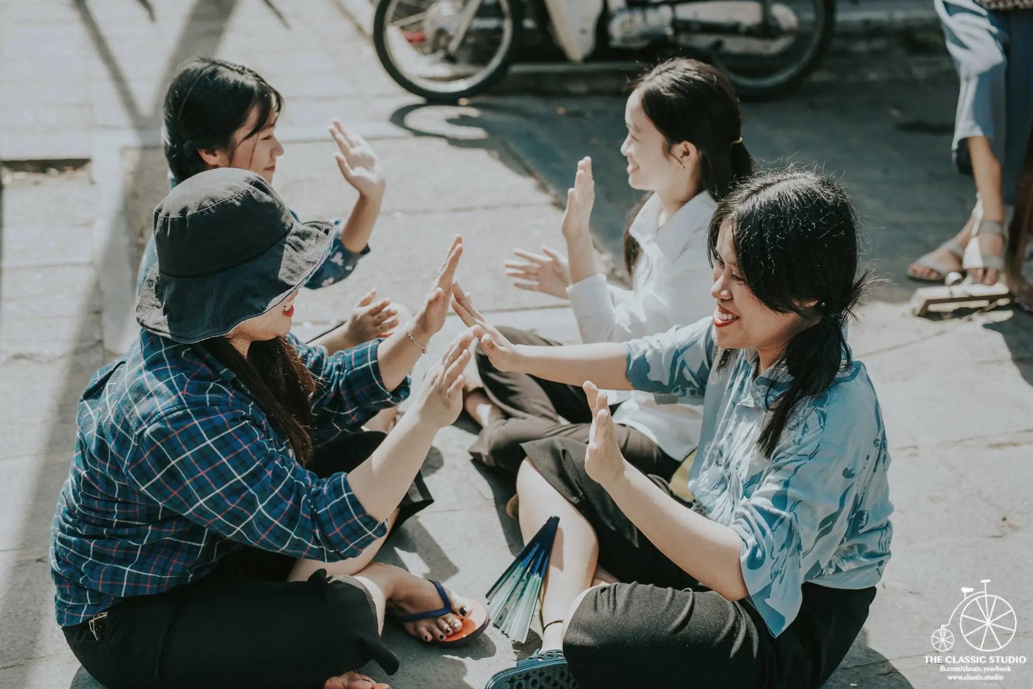 Si&ecirc;u ấn tượng bộ ảnh kỷ yếu của học sinh trường THPT Trần Qu&yacute; C&aacute;p về Hội An thời bao cấp 3