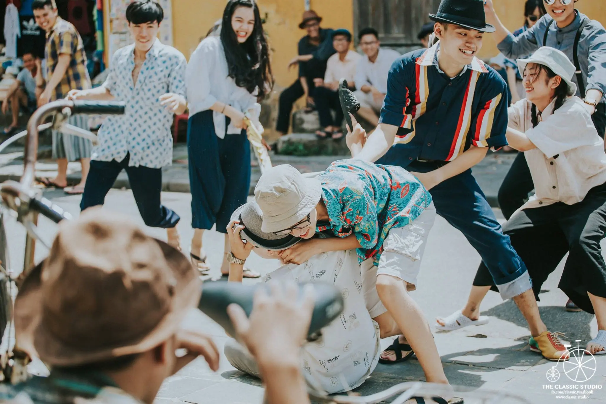 Si&ecirc;u ấn tượng bộ ảnh kỷ yếu của học sinh trường THPT Trần Qu&yacute; C&aacute;p về Hội An thời bao cấp 16