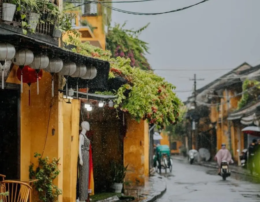 Trải nghiệm m&ugrave;a mưa tr&ecirc;n phố cổ Hội An cực l&atilde;ng mạn 5