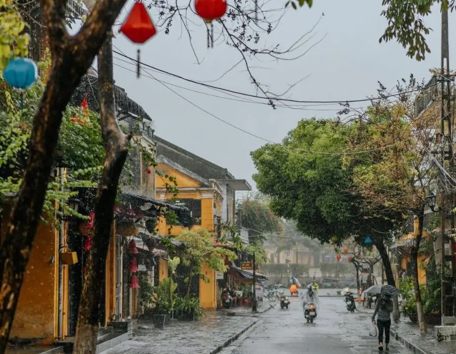 Trải nghiệm m&ugrave;a mưa tr&ecirc;n phố cổ Hội An cực l&atilde;ng mạn 2