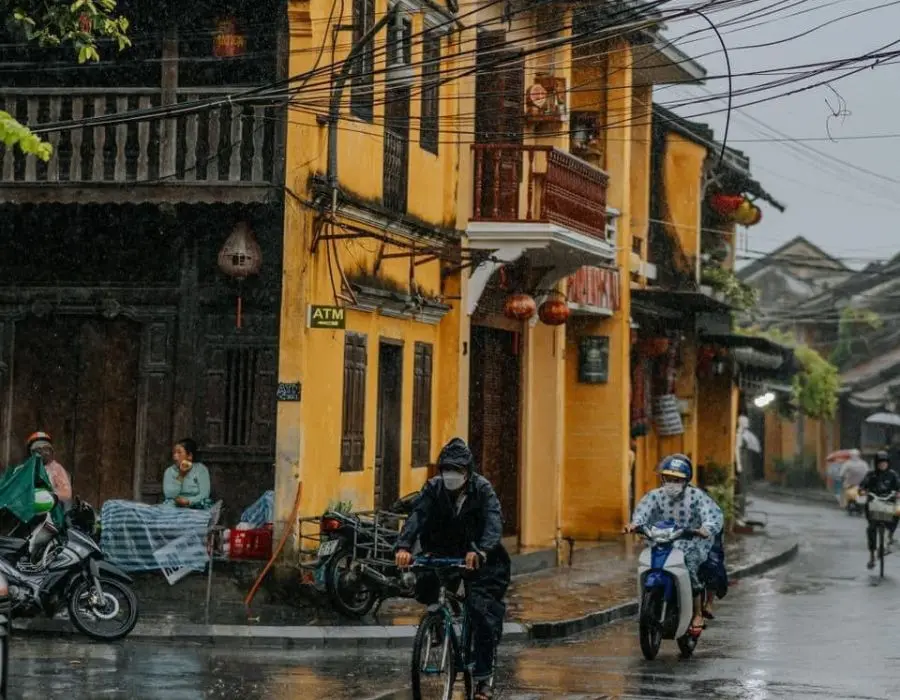 Trải nghiệm m&ugrave;a mưa tr&ecirc;n phố cổ Hội An cực l&atilde;ng mạn 6