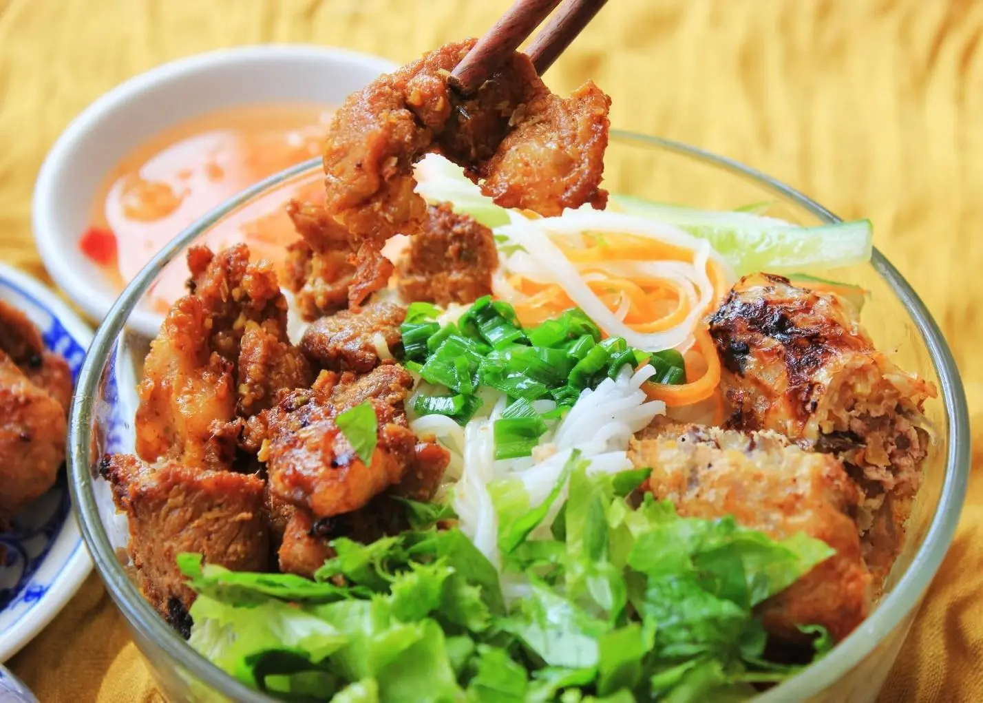 Ấm lòng Bún thịt nướng Huế ngon đậm vị Cố đô