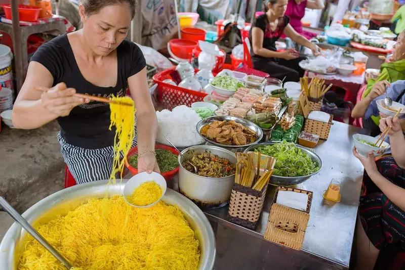 Ai ra xứ Huế th&igrave; gh&eacute; ngay c&aacute;c qu&aacute;n B&uacute;n hến ngon nổi tiếng một phương 8