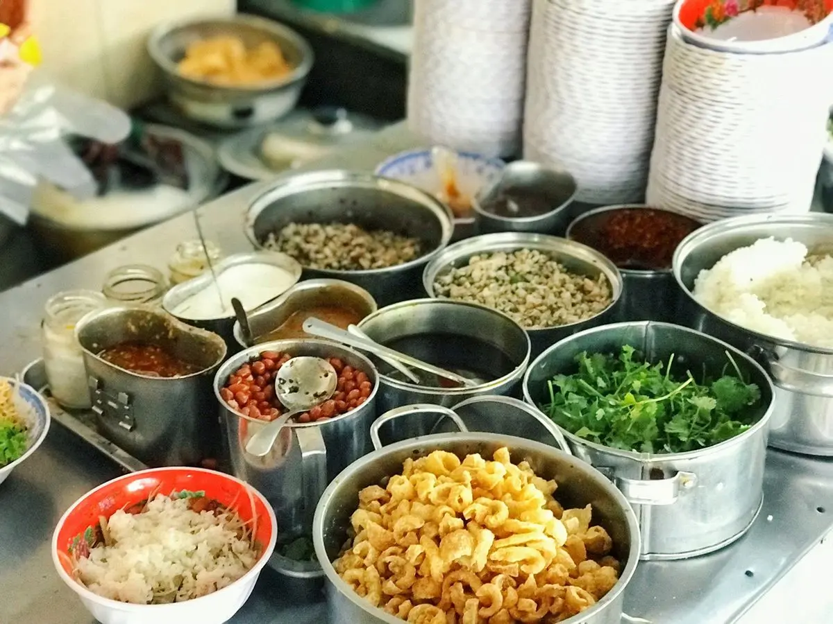 Ai ra xứ Huế th&igrave; gh&eacute; ngay c&aacute;c qu&aacute;n B&uacute;n hến ngon nổi tiếng một phương 4
