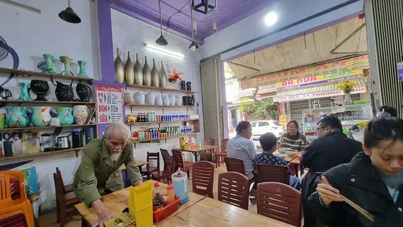 Ai ra xứ Huế th&igrave; gh&eacute; ngay c&aacute;c qu&aacute;n B&uacute;n hến ngon nổi tiếng một phương 9