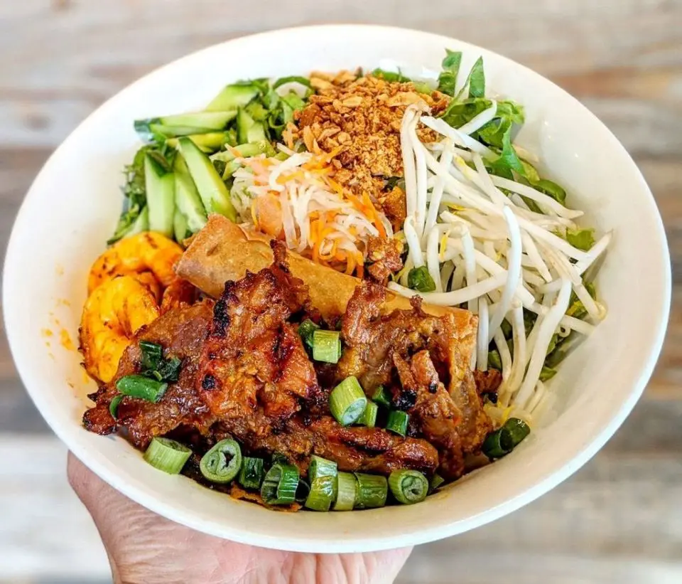 Ấm l&ograve;ng B&uacute;n thịt nướng Huế ngon đậm vị Cố đ&ocirc; 3
