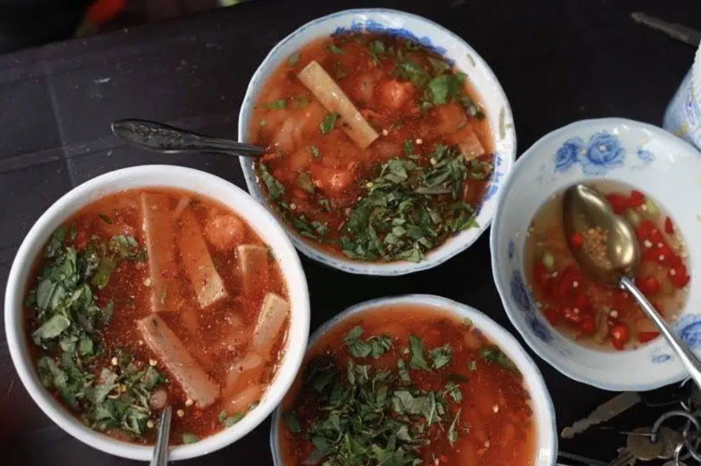 B&aacute;nh canh Nam Phổ - Đặc sản n&iacute;u ch&acirc;n du kh&aacute;ch khi đến Huế 2