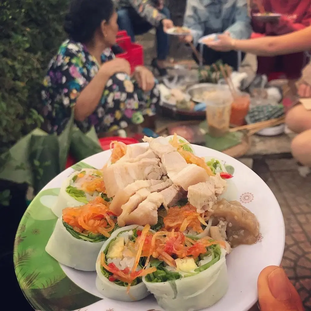 B&aacute;nh cuốn t&ocirc;m chua - Mỹ vị của cung đ&igrave;nh Huế trong m&oacute;n ăn d&acirc;n d&atilde;, b&igrave;nh dị 7