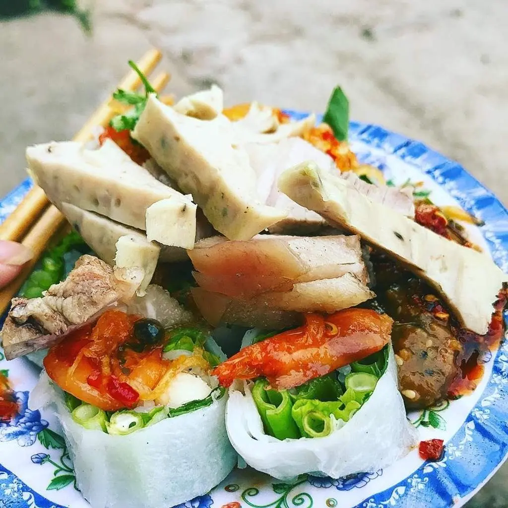 B&aacute;nh cuốn t&ocirc;m chua - Mỹ vị của cung đ&igrave;nh Huế trong m&oacute;n ăn d&acirc;n d&atilde;, b&igrave;nh dị 3